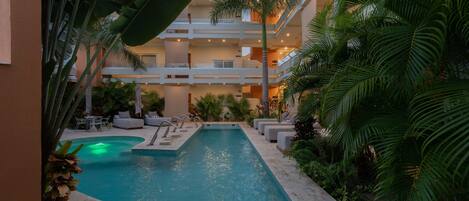 Piscine extérieure, chaises longues