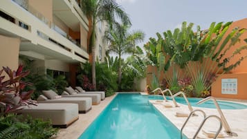 Piscine extérieure, chaises longues