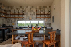 Ático de lujo, 2 habitaciones | Cocina básica privada | Frigorífico grande, placa de cocina y máquina de café espresso