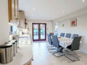 Dishwasher, highchair, freezer - 4 bedroom accommodation in Inglewhite, near Longridge (Inglewhite, near Longridge)