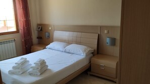 5 bedrooms, iron/ironing board, free WiFi, bed sheets