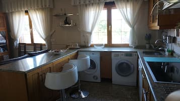 Een koelkast, een magnetron, een oven, een kookplaat