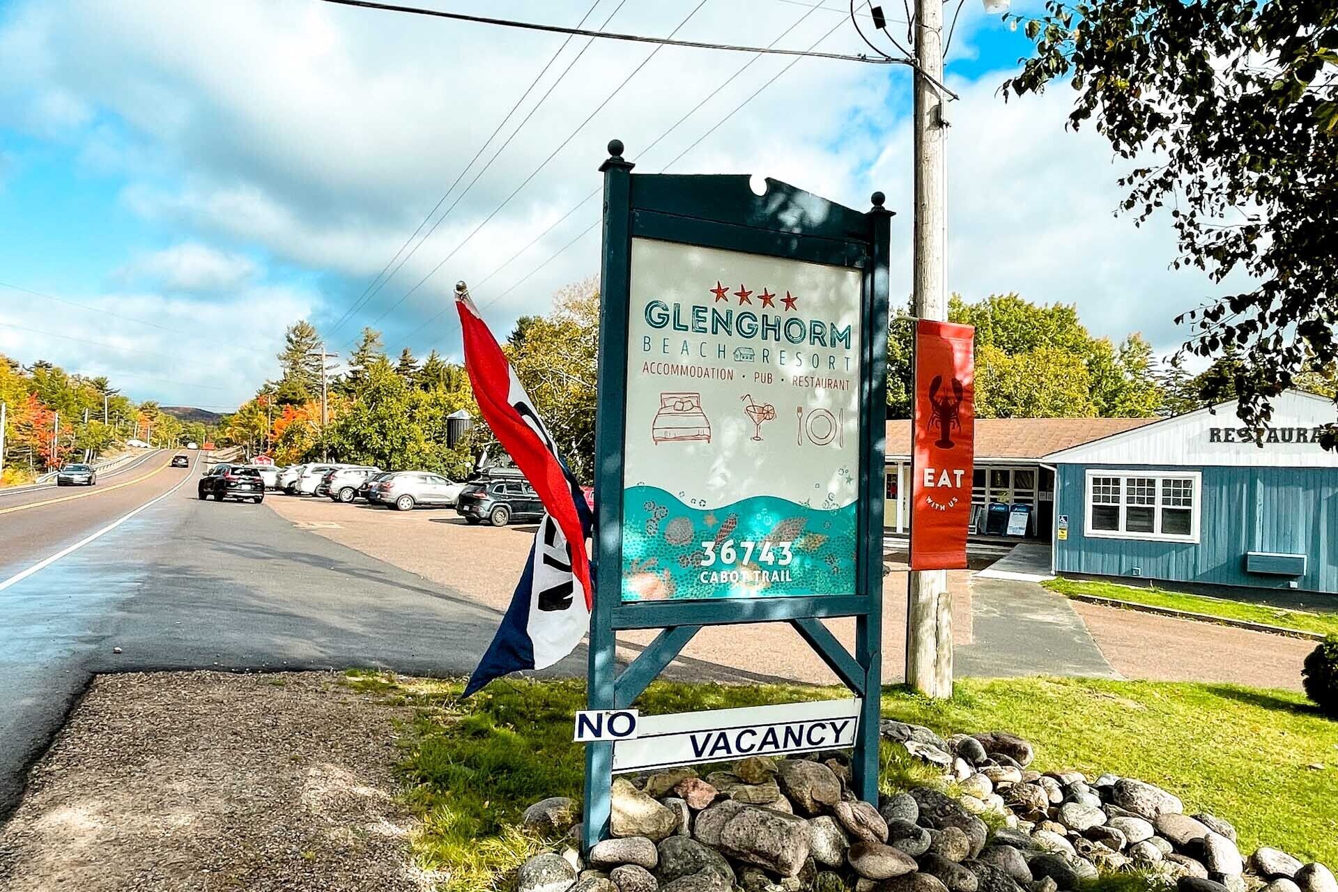 Une enseigne indiquant le complexe hôtelier Glengorm Beach Resort et faisant la publicité de ses services d’hébergement, de son pub et de son restaurant.
