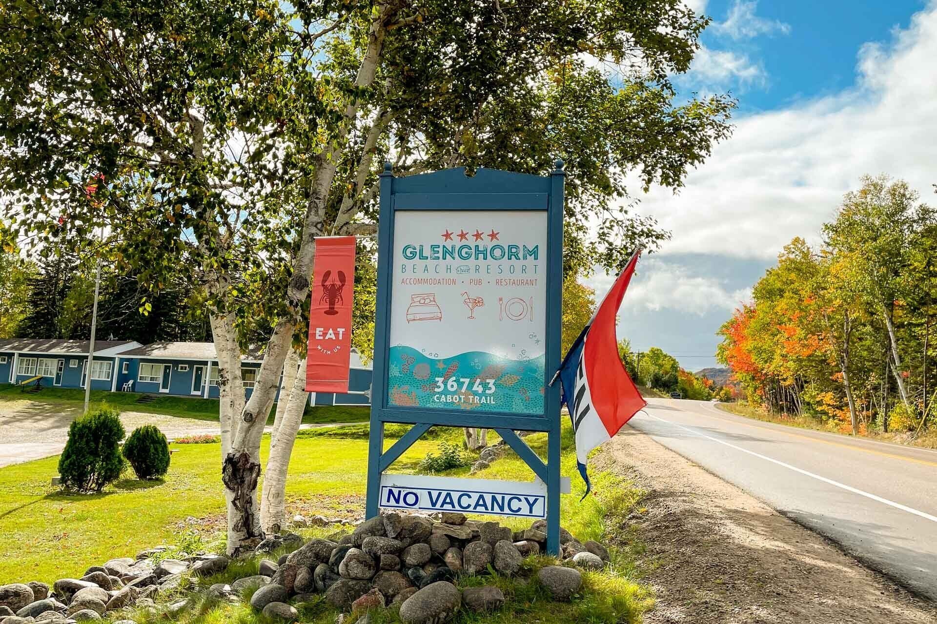 Segnale pubblicitario per Glengorm B&B Resort che offre alloggio, pub e ristorante, con un cartello che indica 'nessuna disponibilità'.