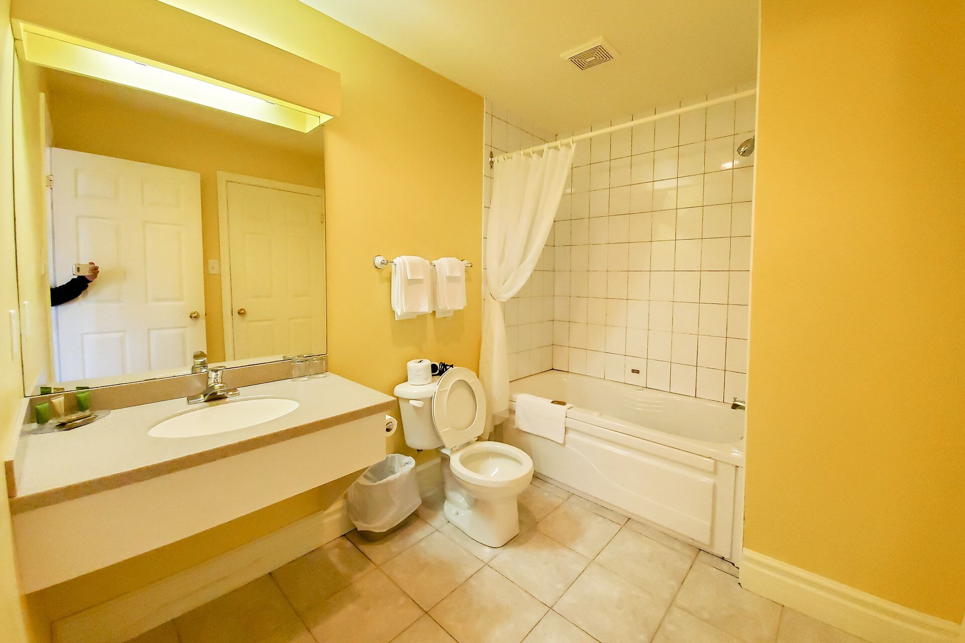 A bathroom with two sinks, a toilet, and a bathtub.