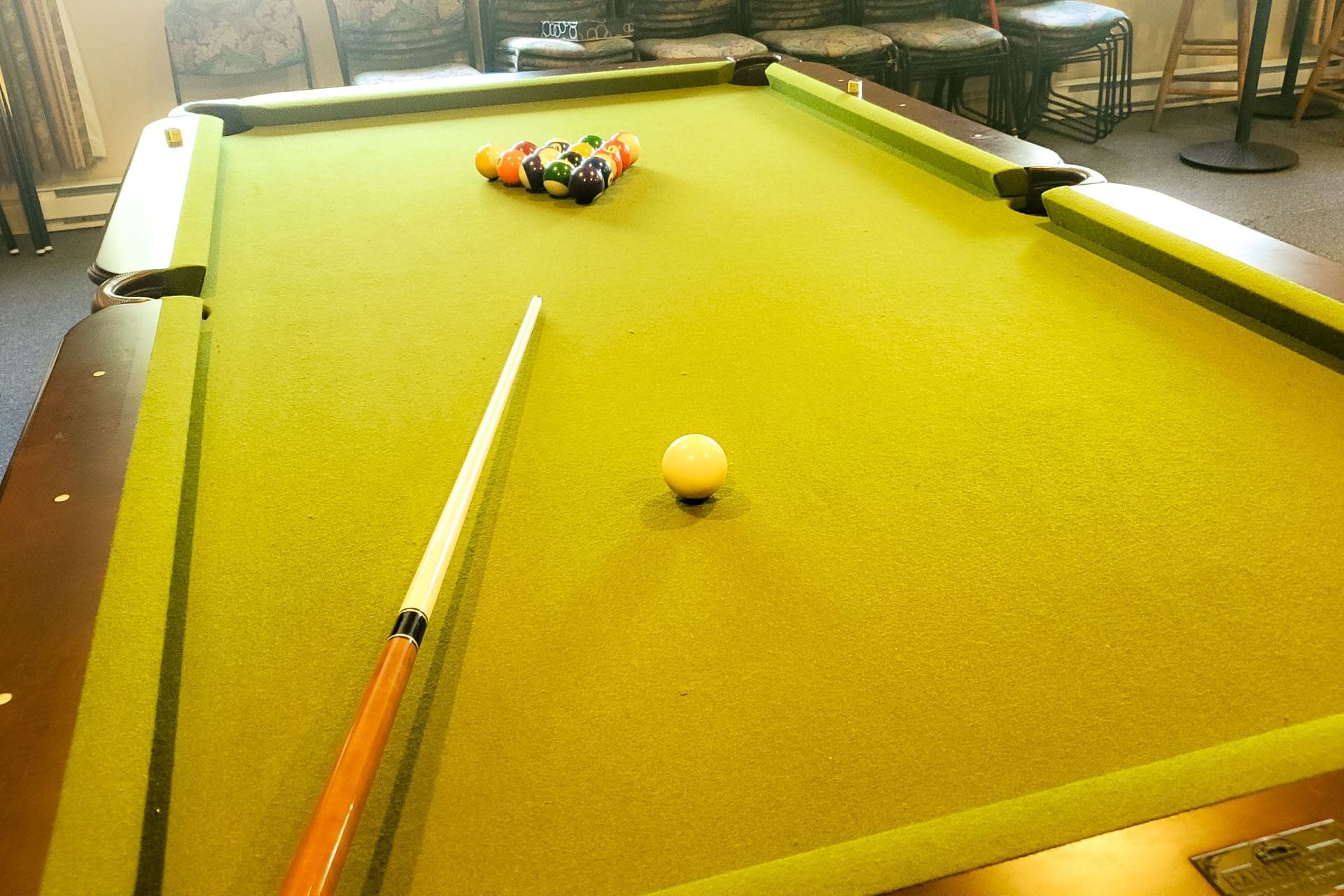 Una mesa de billar con la bola blanca y un juego de bolas de colores.
