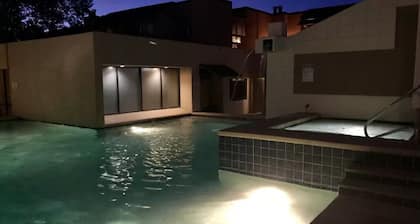 * NOUVELLE LISTE * Retraite Tucson moderne et confortable | Central, Piscine / bain à remous, Rez-de-chaussée