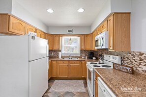 Kjøleskap, mikrobølgeovn, ovn og kokeplater