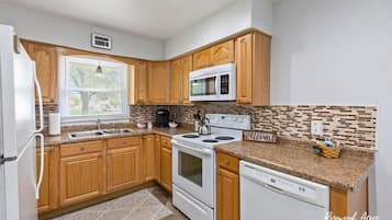 Een koelkast, een magnetron, een oven, een kookplaat