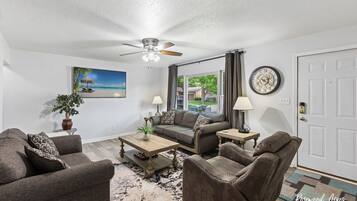 Een smart-tv, een dvd-speler en speelgoed