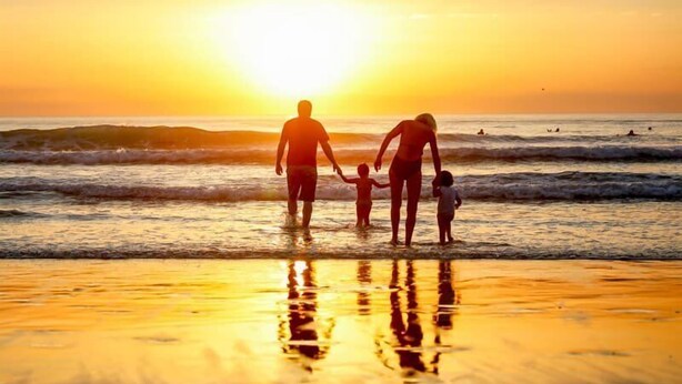 A sunset at the beach with a family silhouette. - Nice and spacious ground floor appartment close to the beach (LACANAU OCEAN)