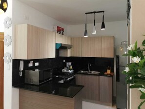 Een koelkast, een magnetron, een oven, een kookplaat