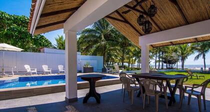 Casa frente al mar en Playa Tivives con piscina privada