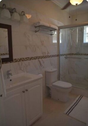 Douche, serviettes fournies