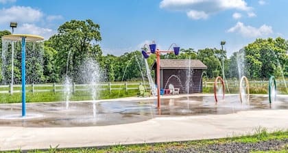 Cute Tiny Home! Outdoor Atmosphere! 5425 Cypress