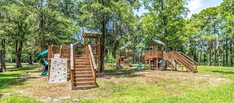 Cute Tiny Home! Outdoor Atmosphere! 5425 Cypress