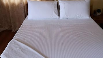 Studio | Seprai premium, busa memori, ruang kerja ramah laptop, dan seprai linen