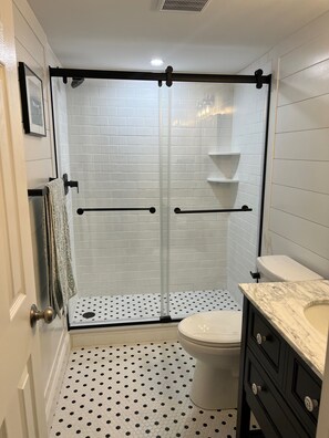 Shower, towels, soap, toilet paper - Avalon Stone Harbor - Heart of 7 Mile Island, Beach Block!! (Avalon)