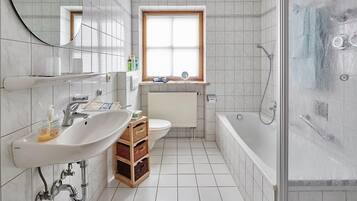 Badewanne, Haartrockner, Handtücher