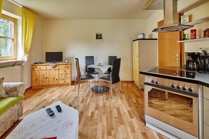 Réfrigérateur, un four, surface de cuisson, lave-vaisselle