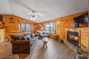 Una Smart TV, una chimenea, un reproductor de DVD, un futbolín