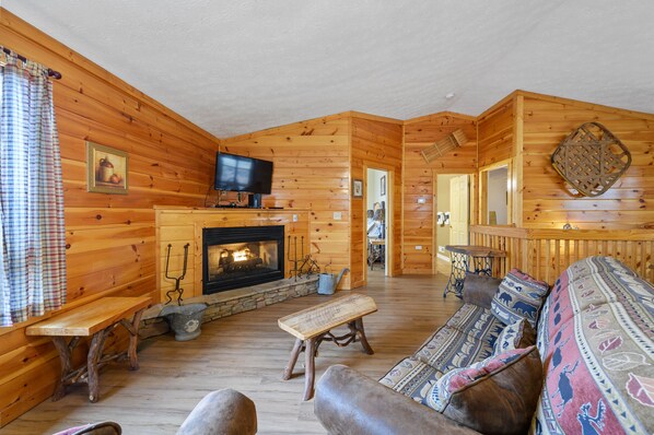 Älytelevisio, takka, DVD-soitin, pöytäjalkapallopöytä