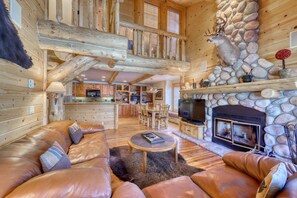 Een televisie, een open haard en een stereo