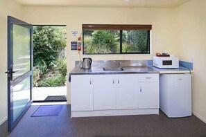 冰箱、微波炉、烤面包机、厨具/餐具