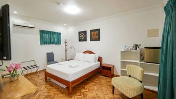 Deluxe tweepersoonskamer, uitzicht op tuin | Een minibar, een kluis op de kamer, een bureau, een laptopwerkplek