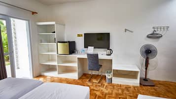 高級三人房, 泳池景觀 | 迷你吧、客房內保險箱、書桌、筆電工作空間
