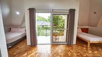 Estúdio, sacada (Attic) | Frigobar, cofres nos quartos, escrivaninha