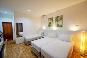 Kamar Triple Superior, pemandangan kolam renang | Minibar, brankas, meja kerja, dan ruang kerja ramah laptop