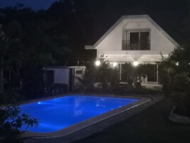Una piscina al aire libre, tumbonas