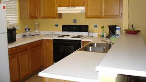 Appart'hôtel, plusieurs lits, balcon | Cuisine privée | Cafetière/bouilloire, réfrigérateur, micro-ondes, plaque de cuisson