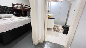 Standard Quadruple Room | Bathroom | Shower, hair dryer, towels, soap - Coachhostel7 (São Paulo)