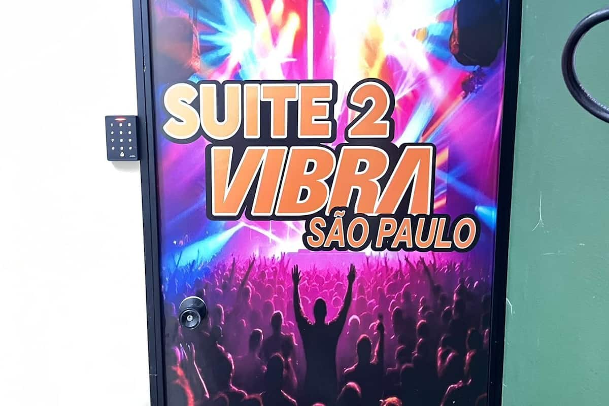 Habitación cuádruple estándar | Decoración individual, cortinas opacas, tabla de planchar con plancha