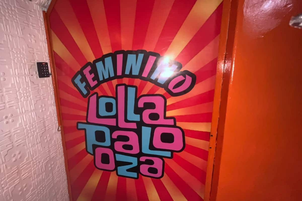 Dormitorio compartido clásico, solo para mujeres | Decoración individual, cortinas opacas, tabla de planchar con plancha