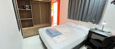 Habitación cuádruple estándar, 1 habitación | Decoración personalizada y cortinas blackout