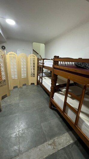 Slaapzaal, alleen voor mannen | Kamervoorziening