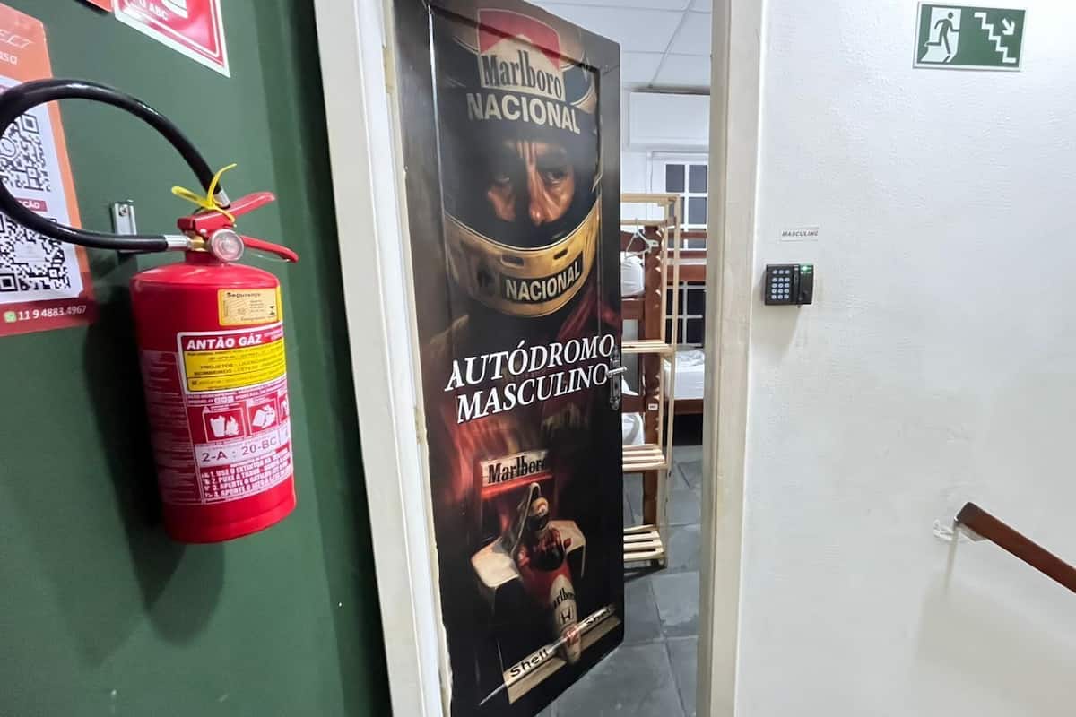 Dormitorio compartido, solo para hombres | Decoración individual, cortinas opacas, tabla de planchar con plancha