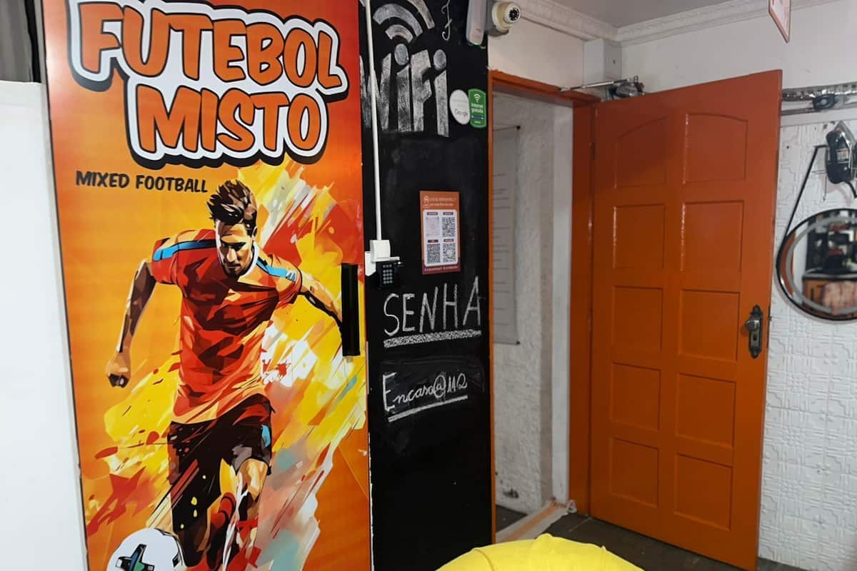 Dormitorio compartido estándar, dormitorio mixto | Decoración individual, cortinas opacas, tabla de planchar con plancha