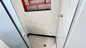 Standard Quadruple Room | Bathroom | Shower, hair dryer, towels, soap - Coachhostel7 (São Paulo)