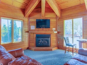 Fernseher, Kamin, DVD-Player, Tischfußball