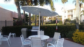 Outdoor dining - Beautiful 2bed 2 bath condo in the heart of Naples with great golf course view (Naples)