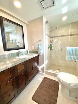 Hair dryer, toilet paper - Beautiful 2bed 2 bath condo in the heart of Naples with great golf course view (Naples)