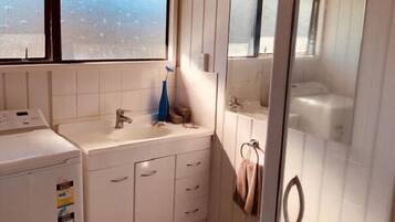 Douche, sèche-cheveux, serviettes fournies