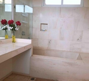Suite de lujo, 1 cama de matrimonio grande | Baño | Ducha y cabezal de ducha tipo lluvia