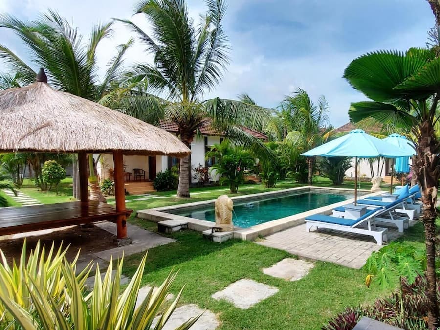 Una piscina al aire libre