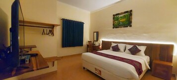 Escritorio, wifi gratis y ropa de cama 