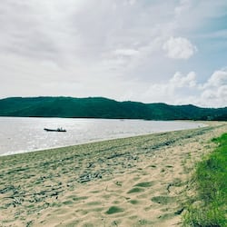 Di pantai, pasir putih